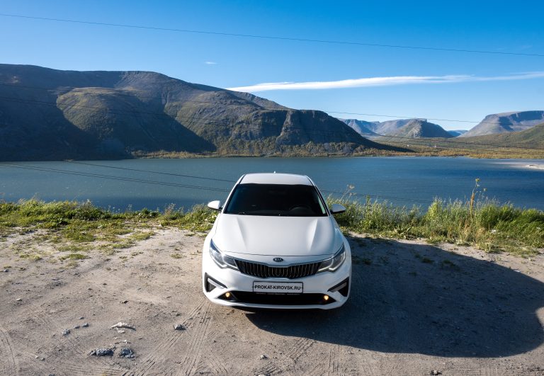 Белый Kia Optima у горного озера в Хибинах