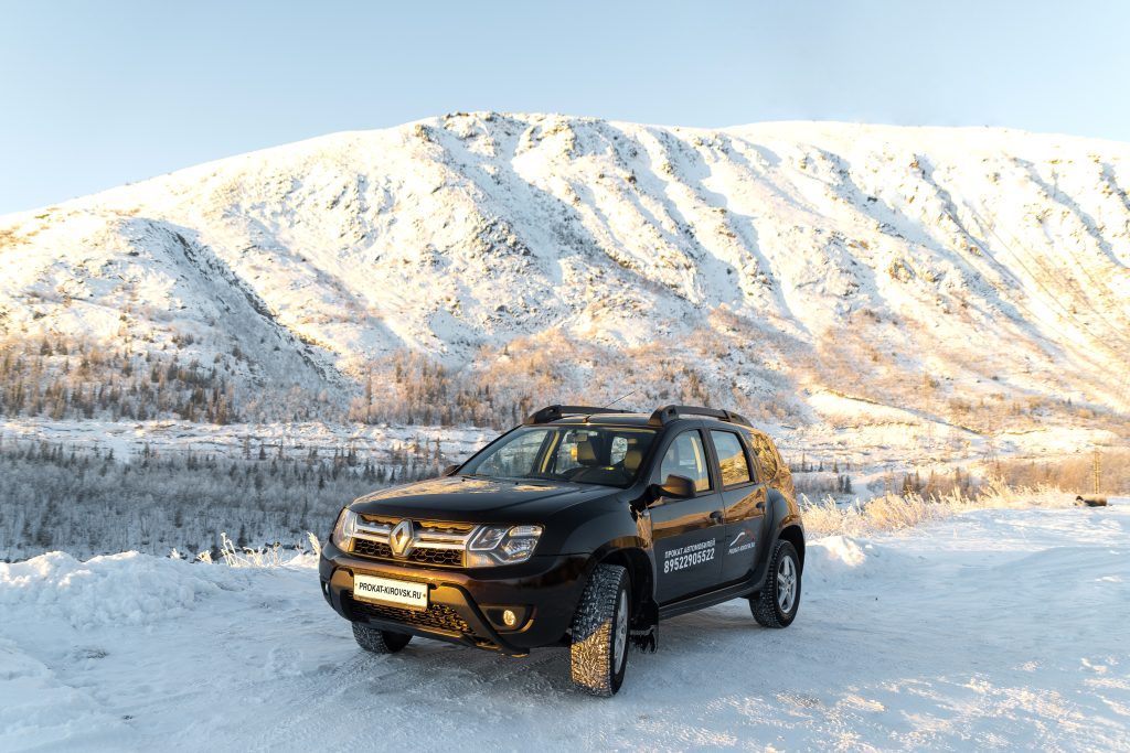 Чёрный Renault Duster 4×4 на снегу на фоне Хибин